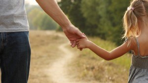papà bambina bes mano nella mano