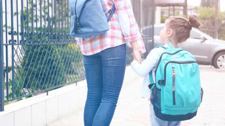 Si va a scuola mano nella mano