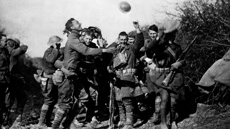 Des soldats qui fêtent l’Armistice du 11 novembre