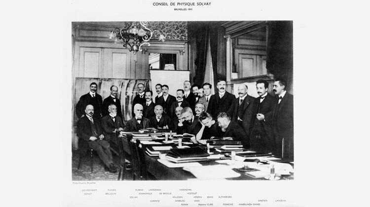La Conférence Solvay de 1911 en Belgique à la présence de Marie Curie, Max Planck, Albert Einstein, Ernest Rutherford, Paul Langevin et Walther Nernst.