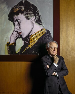 Pierre Bergé dans son bureau avec le portrait d’Yves Saint Laurent réalisé par Andy Warhol derrière lui