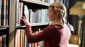 Ragazza davanti a biblioteca