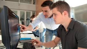 prof e studente al computer