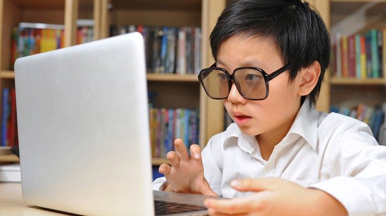 bambino computer occhiali inclusione
