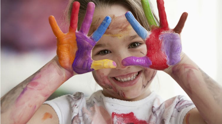 Didattica esperienziale - bambina mani colorate