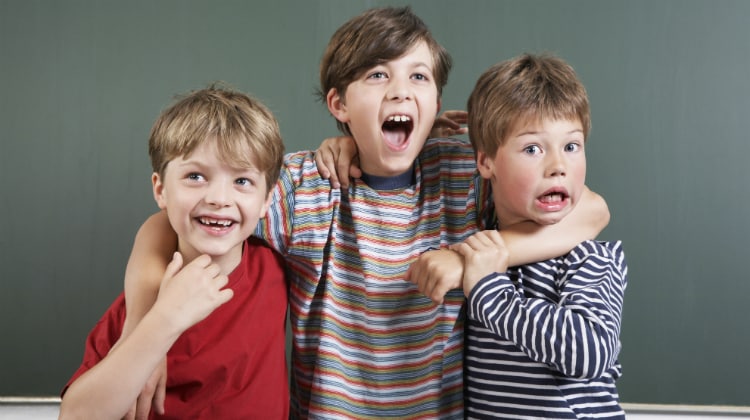 bambini abbraccio espressività