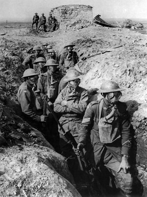 Soldati con maschere antigas in una trincea durante la Prima Guerra Mondiale
