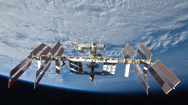 La ISS, stazione spaziale dedicata alla ricerca scientifica, misura in lunghezza 100 metri