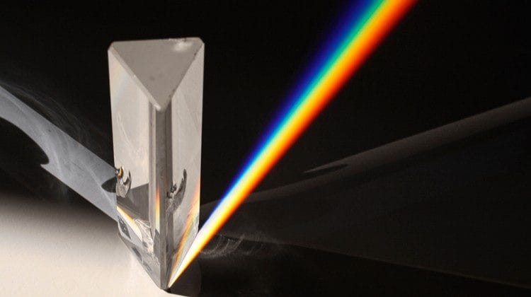 La scomposizione della luce attraverso il prisma è un buon punto di partenza per un IBSE sugli spettri