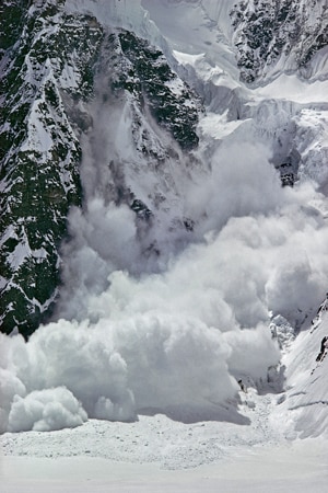 Le valanghe e lo scioglimento dei ghiacciai sono fenomeni rilevanti e costituiscono oggetto di studio