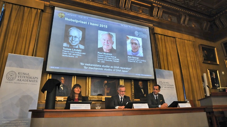 7 ottobre 2015: a Stoccolma viene assegnato congiuntamente il premio Nobel per la chimica a Tomas Lindahl , Paul Modrich e Aziz Sancar