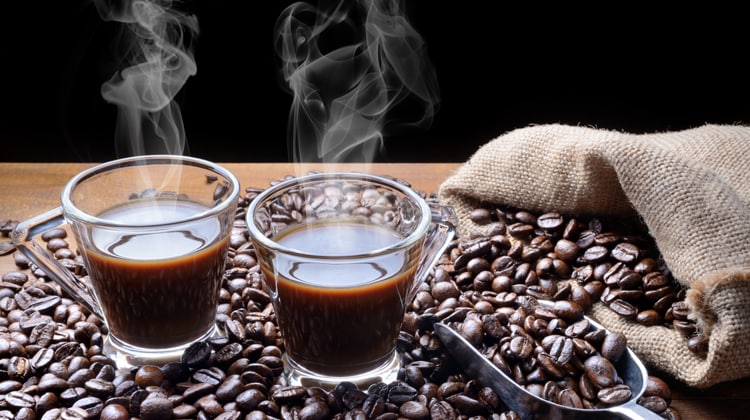 Di sera l'assunzione di sostanze stimolanti come la caffeina può interferire con un buon riposo notturno