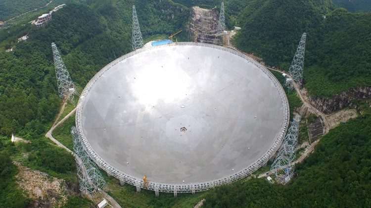 FAST (Five-hundred-meter Aperture Spherical radio Telescope) è il nome del radiotelescopio più grande al mondo, è stato costruito in Cina a tempo di record