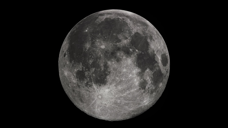 In questa immagine la Luna piena, vista dall’emisfero boreale della Terra, sembra d’acciaio come nella descrizione dell’Ariosto