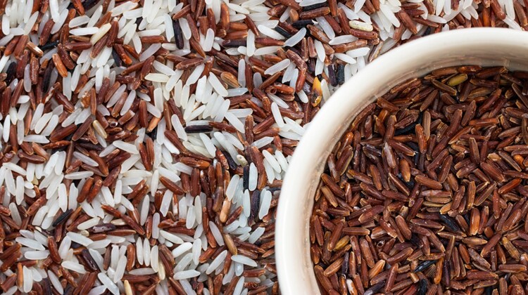 I primi studi in Indonesia sul beri-beri lo hanno associato all’assenza nella dieta di riso integrale