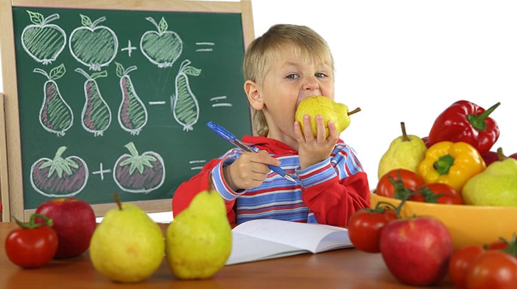 Bambino mangia frutta