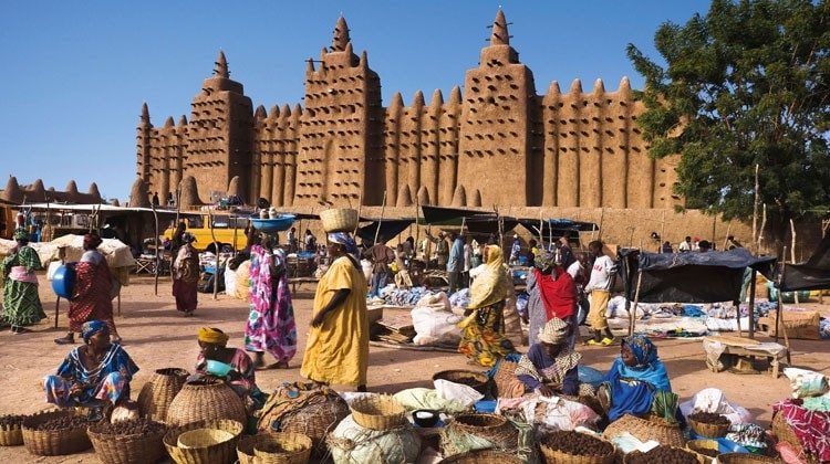 Il mercato davanti all’antica moschea di Djenné (Mali)
